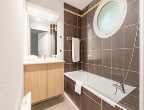 Apartemen | Kamar mandi | Bathtub dan pengering rambut