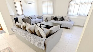 Living area - Beautiful Villa With Private Pool In Coral Bay (Coral Bay)