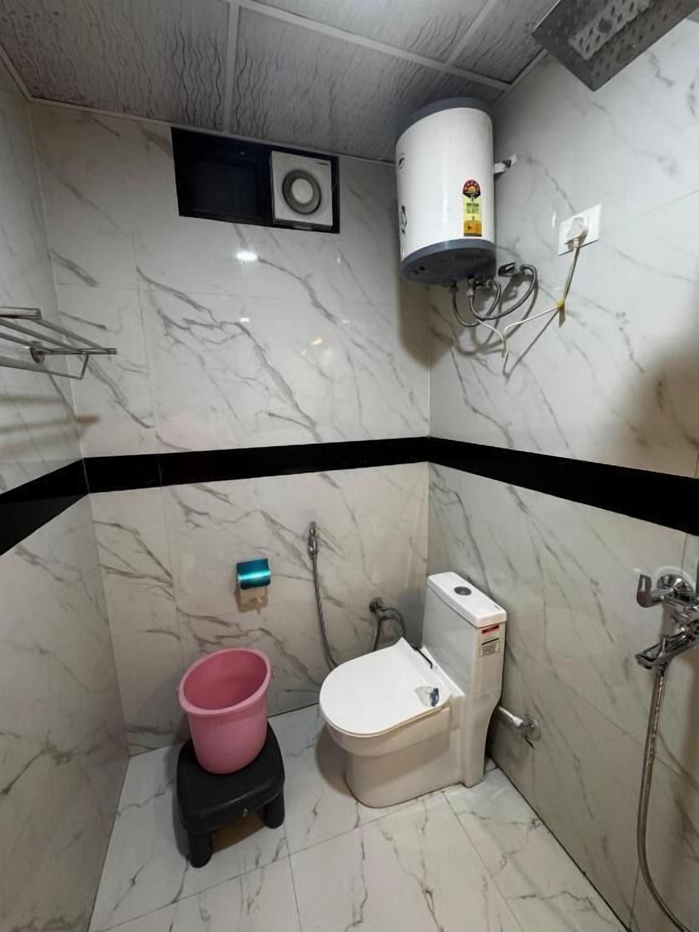 Kostenlose Toilettenartikel, Haartrockner, Hausschuhe, Seife