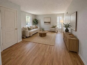 Living area - Spacious 4-bedroom house in nice South Kansas City  15 MINUTES FROM WORLD CUP (Kansas City)