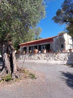Exterior - Small house with swimming pool and parking, in a quiet location close to the beach. (Antibes)