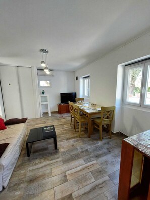 Living area - Small house with swimming pool and parking, in a quiet location close to the beach. (Antibes)