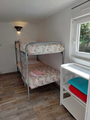 Iron/ironing board, WiFi, bed sheets - Small house with swimming pool and parking, in a quiet location close to the beach. (Antibes)