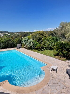 Pool - Small house with swimming pool and parking, in a quiet location close to the beach. (Antibes)