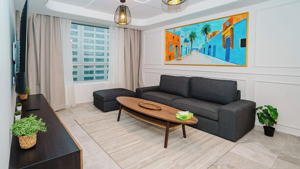 Ein modernes Wohnzimmer mit Sofa, Couchtisch und einem Bild an der Wand.