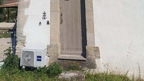 A building with a white facade, a wooden door, and a small window with shutters. - Dwelling in farmhouse with independent entrance (no shared rooms) (Pertuis)