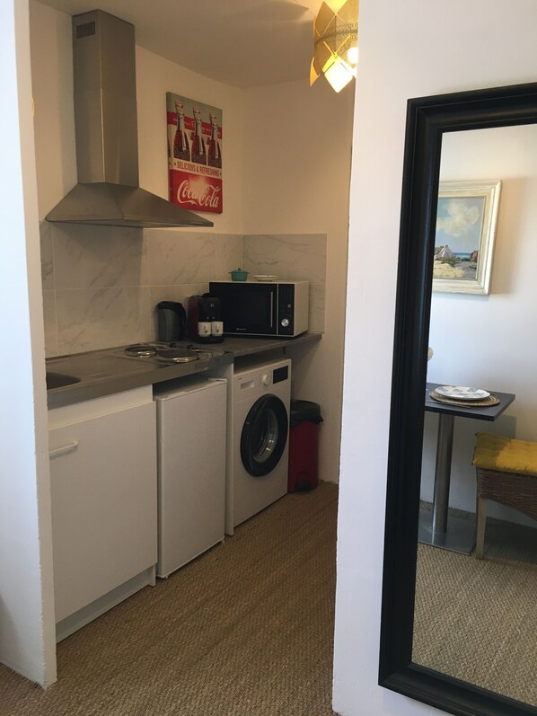 A compact kitchen with a microwave, a coffee maker, and a washing machine. - Dwelling in farmhouse with independent entrance (no shared rooms) (Pertuis)