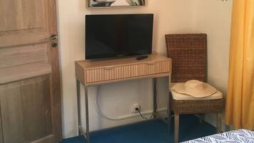 Iron/ironing board, Internet, bed sheets