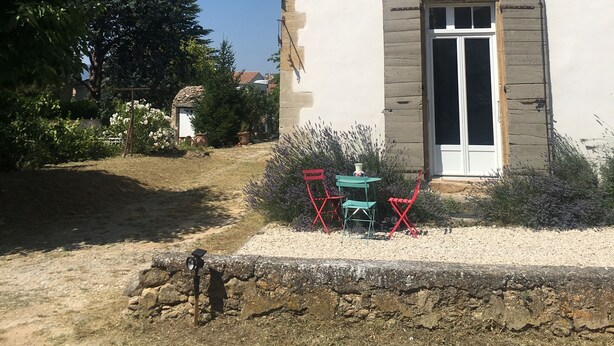 A rustic building with a stone facade, a wooden door, and a window with shutters. - Dwelling in farmhouse with independent entrance (no shared rooms) (Pertuis)