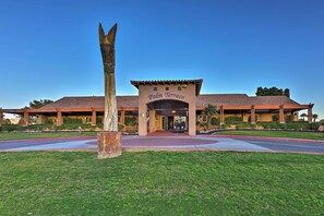 Apartment (0 Bedroom) | Interior - Pool Access + Mtn Views! Extended Escape in Indio (Indio)