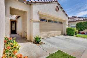 Apartment (0 Bedroom) | Interior - Pool Access + Mtn Views! Extended Escape in Indio (Indio)