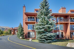 Interior - Cozy Condo w/ Balcony & Mtn Views in Silverthorne (Silverthorne)