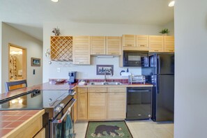 Interior - Cozy Condo w/ Balcony & Mtn Views in Silverthorne (Silverthorne)