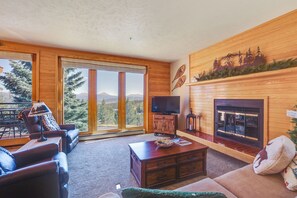 Interior - Cozy Condo w/ Balcony & Mtn Views in Silverthorne (Silverthorne)