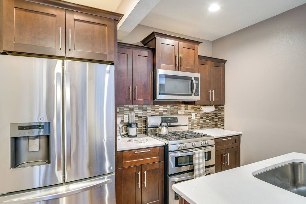 4 Mi to Easter Lake Park! Inviting Rental w/ Patio - Indianola, IA