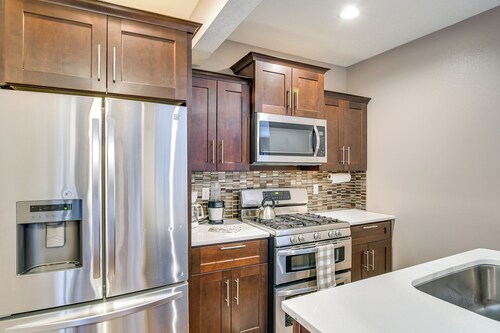4 Mi to Easter Lake Park! Inviting Rental w/ Patio