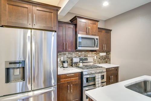 4 Mi to Easter Lake Park! Inviting Rental w/ Patio