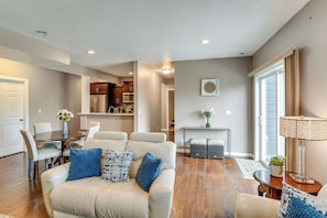 Interior - 4 Mi to Easter Lake Park! Inviting Rental w/ Patio (Des Moines)