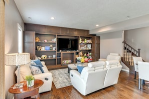 Interior - 4 Mi to Easter Lake Park! Inviting Rental w/ Patio (Des Moines)