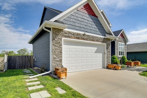 Interior - 4 Mi to Easter Lake Park! Inviting Rental w/ Patio (Des Moines)