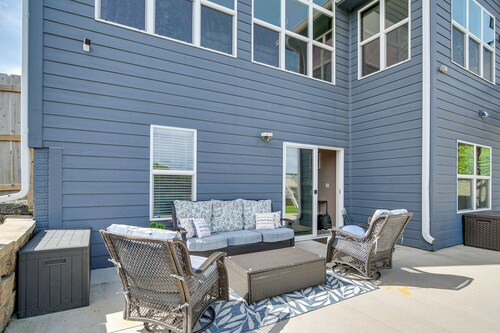 4 Mi to Easter Lake Park! Inviting Rental w/ Patio