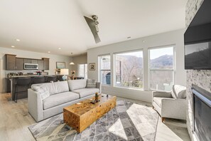 Interior - Mtn-view Retreat in Asheville: Great for Groups! (Asheville)