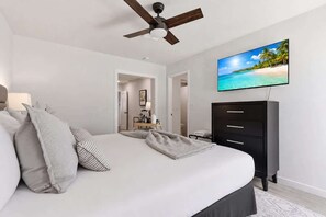 4 bedrooms, iron/ironing board, travel cot, free WiFi - Sunrise-Sparkling Pool-BBQ Grill-Mins to Old Town (Scottsdale)