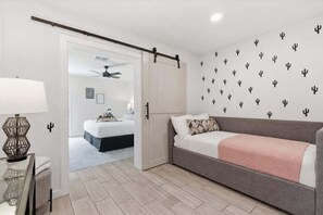 4 chambres, fer et planche à repasser, lit de bébé portatif