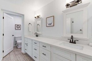 Shower, hair dryer, towels, shampoo - Sunrise-Sparkling Pool-BBQ Grill-Mins to Old Town (Scottsdale)