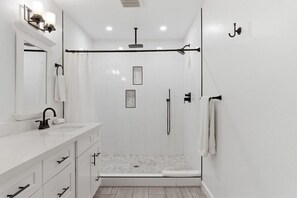 Douche, séchoir à cheveux, serviettes fournies, shampooing