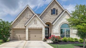 House (4 Bedrooms) | Front of property