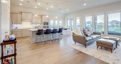 10 Min From Austin! High-end Home w/ Nice Backyard