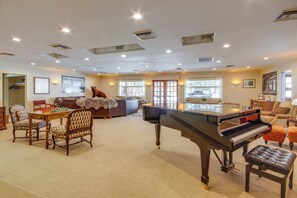 Interior - Emigrant Lodge w/ Spa: 3 Suites Near Yellowstone (Emigrant)