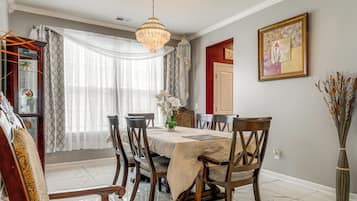 House (3 Bedrooms) | Interior