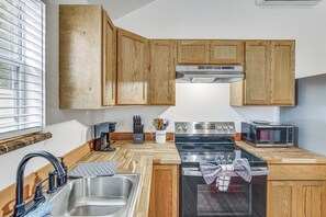Interior - Bring Your Boat! Cozy Home 3 Mi to Sabine River (Joaquin)