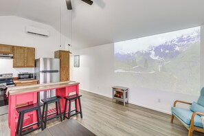 Interior - Bring Your Boat! Cozy Home 3 Mi to Sabine River (Joaquin)