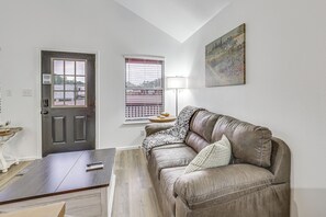 Interior - Bring Your Boat! Cozy Home 3 Mi to Sabine River (Joaquin)