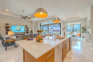 Interior - Luxurious 4 bed/3bathroom - hot tub and pool (Cape Coral)