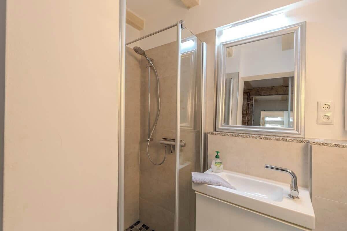 Shower, hair dryer, shampoo