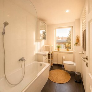 Een douche, een haardroger, shampoo