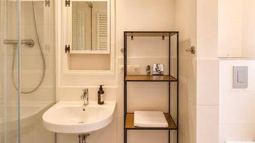 Dusche, Haartrockner, Shampoo