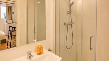 Een douche, een haardroger, shampoo