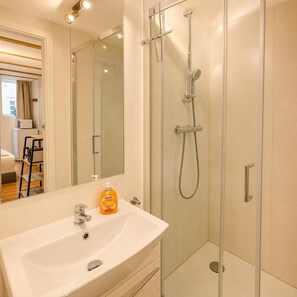 Een douche, een haardroger, shampoo