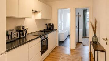 Kühlschrank, Mikrowelle, Ofen, Herdplatte