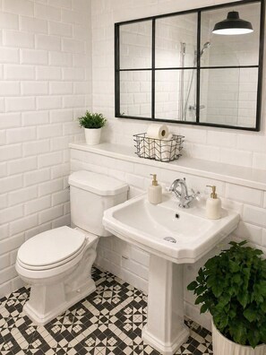 Hair dryer, towels, soap, toilet paper - Central and Stylish Belfast City 2 bedroom apartment sleeps 6 (Belfast)