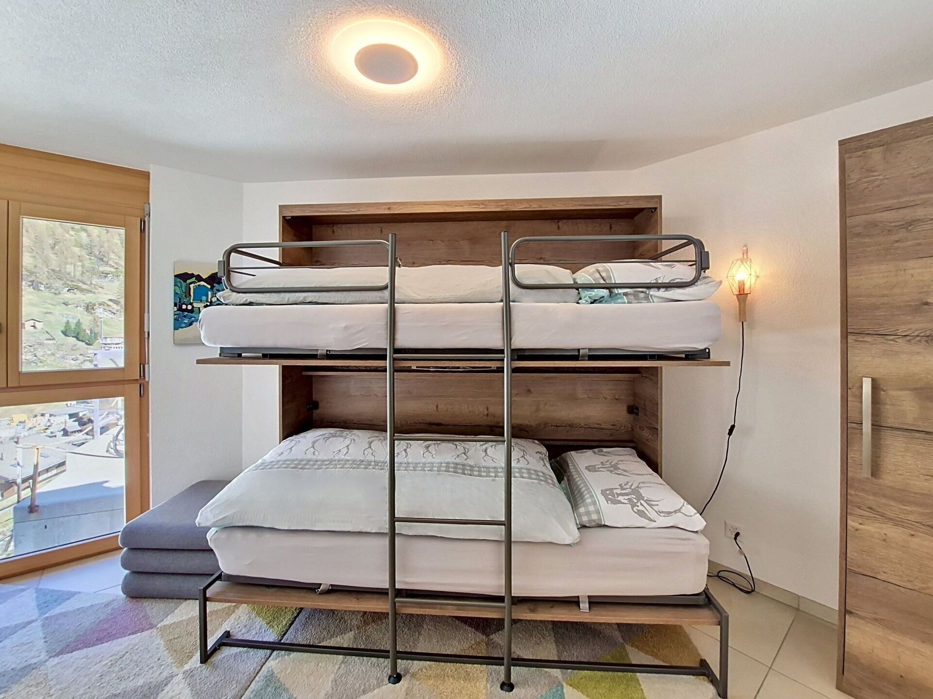 Travel cot, free WiFi