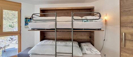 Travel cot, free WiFi