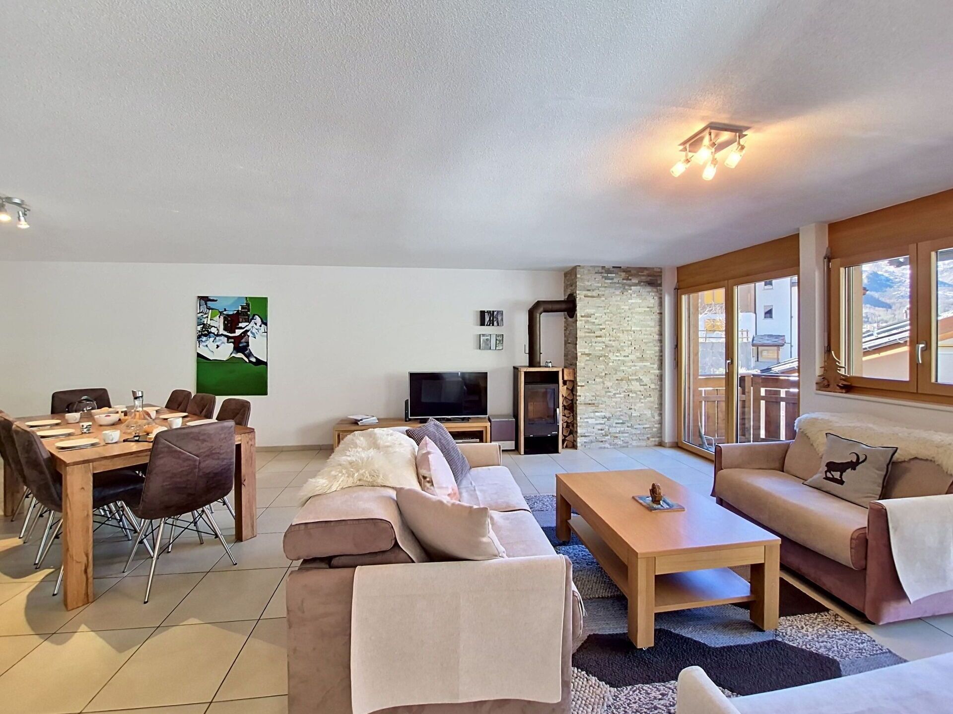 TV, fireplace