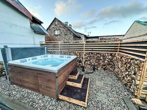 Outdoor spa tub - Beautiful private villa for 12 guests with hot tub, WIFI, pool, TV and patio (Trutnov)