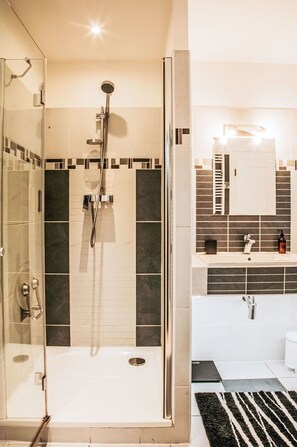Bathroom - Beautiful private villa for 12 guests with hot tub, WIFI, pool, TV and patio (Trutnov)